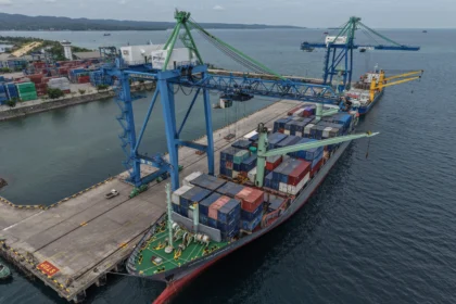 Foto udara kapal kargo memuat peti kemas bersandar di dermaga Pelabuhan Kendari New Port, Kendari, Sulawesi Tenggara.