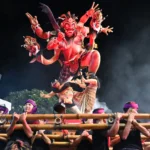 Warga mengarak Ogoh-ogoh jelang Hari Raya Nyepi tahun Saka 1948 di Desa Adat Tuban, Badung, Bali