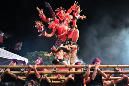 Warga mengarak Ogoh-ogoh jelang Hari Raya Nyepi tahun Saka 1948 di Desa Adat Tuban, Badung, Bali