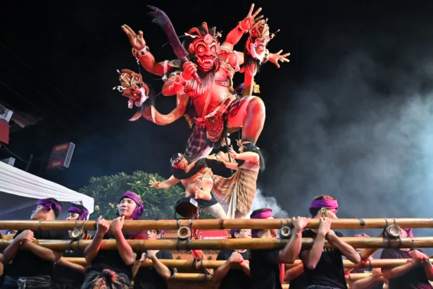 Warga mengarak Ogoh-ogoh jelang Hari Raya Nyepi tahun Saka 1948 di Desa Adat Tuban, Badung, Bali