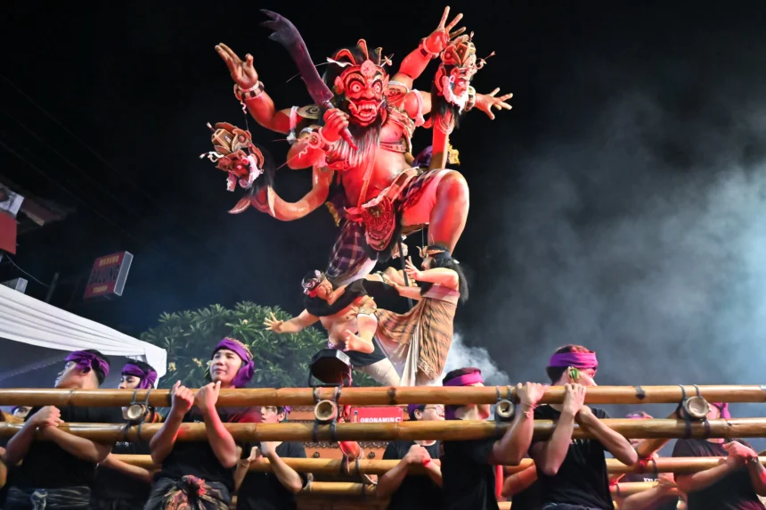Warga mengarak Ogoh-ogoh jelang Hari Raya Nyepi tahun Saka 1948 di Desa Adat Tuban, Badung, Bali