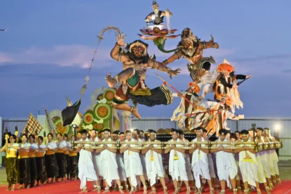 Sejumlah pemuda mengarak ogoh-ogoh saat parade bertajuk Sanur Metangi 2026 di kawasan wisata Pantai Mertasari, Kota Denpasar, Bali