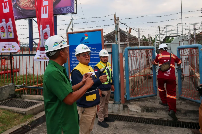 Kepala Badan Pengatur Hilir Minyak dan Gas Bumi (BPH Migas) Wahyudi Anas (kedua kiri) bersama GM ASDP Ketapang Arief Eko Kurnianjah (kiri) meninjau tangki BBM di Pelabuhan Ketapang, Banyuwangi, Jawa Timur.
