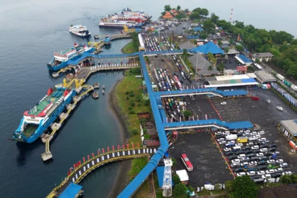 Foto udara sejumlah kendaraan pemudik antre memasuki kapal di Pelabuhan Gilimanuk, Jembrana, Bali.