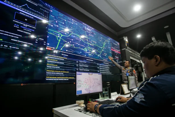 Petugas memantau kondisi lalu lintas dan jumlah kendaraan yang masuk kota melalui peta geopasial di sistem Smart Road Safety Policing, Traffic Management Centre (TMC) Satlantas Polresta Solo, Jawa Tengah