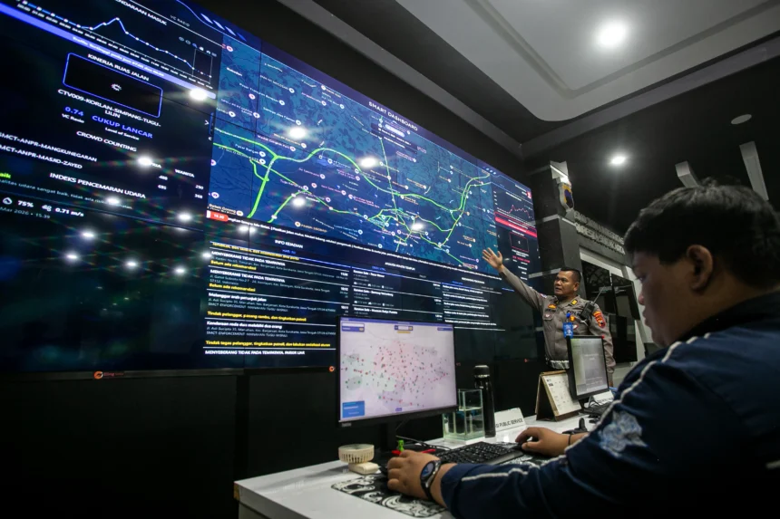 Petugas memantau kondisi lalu lintas dan jumlah kendaraan yang masuk kota melalui peta geopasial di sistem Smart Road Safety Policing, Traffic Management Centre (TMC) Satlantas Polresta Solo, Jawa Tengah