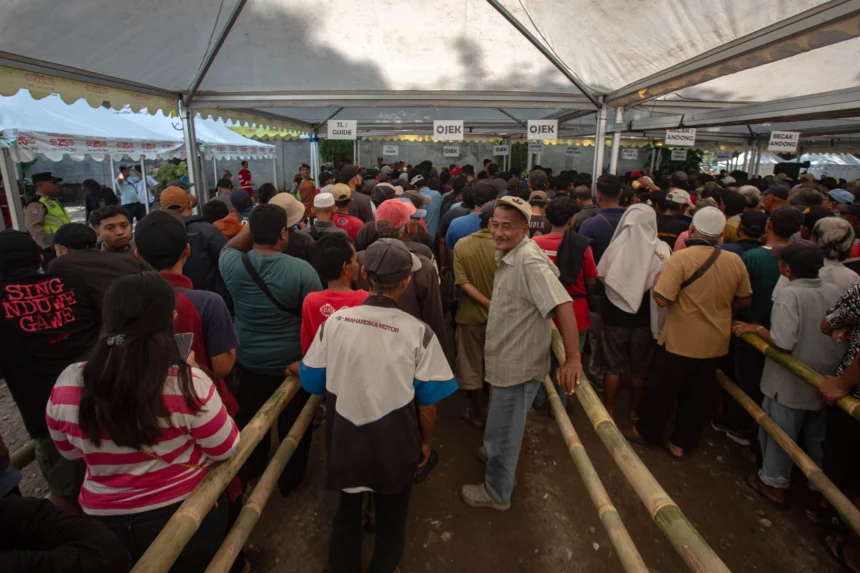 Sejumlah warga mengantre saat pembagian zakat di Ngampilan, Yogyakarta