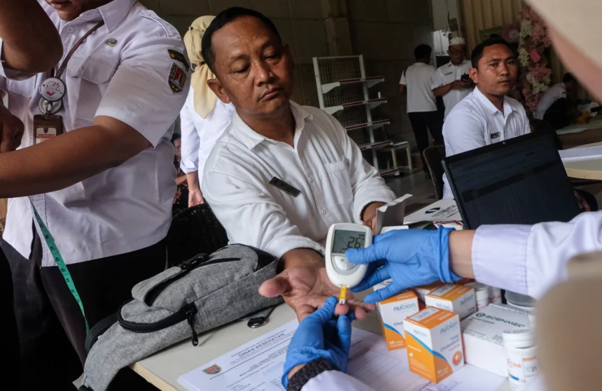 Petugas mengukur gula darah sopir travel dalam giat pemeriksaan kesehatan bagi pengemudi masa angkutan Lebaran di Travel Kencana, Semarang, Jawa Tengah,