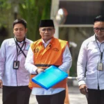 Tersangka kasus dugaan korupsi Yaqut Cholil Qoumas (tengah) berjalan menuju ruang pemeriksaan di Gedung Merah Putih KPK, Jakarta.