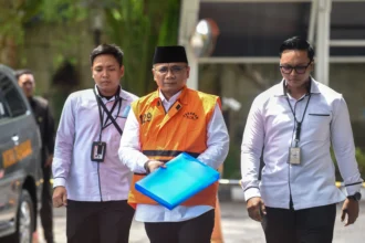 Tersangka kasus dugaan korupsi Yaqut Cholil Qoumas (tengah) berjalan menuju ruang pemeriksaan di Gedung Merah Putih KPK, Jakarta.