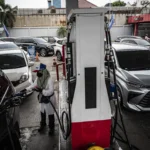 Petugas melayani pengisian bahan bakar minyak (BBM) jenis Pertamax di SPBU COCO Jalan Ahmad Yani, Semarang, Jawa Tengah