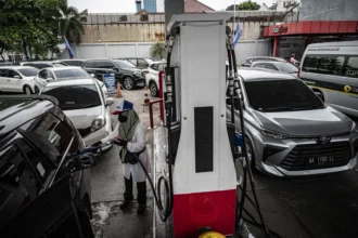 Petugas melayani pengisian bahan bakar minyak (BBM) jenis Pertamax di SPBU COCO Jalan Ahmad Yani, Semarang, Jawa Tengah