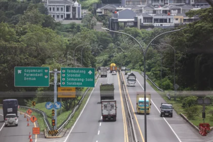 Sejumlah kendaraan melintas di Jalan Tol Trans Jawa ruas Srondol-Jatingaleh, Semarang, Jawa Tengah
