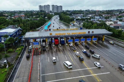 Foto udara sejumlah kendaraan antre untuk melintas di Gerbang Tol (GT) Banyumanik, Semarang, Jawa Tengah. (Sumber: Antara Foto/Makna Zaezar/ nz)