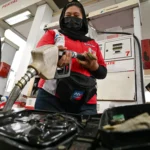 Petugas mengisi BBM jenis Pertalite ke tangki sepeda motor konsumen di salah satu SPBU Pertamina di Palu, Sulawesi Tengah