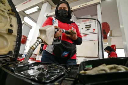 Petugas mengisi BBM jenis Pertalite ke tangki sepeda motor konsumen di salah satu SPBU Pertamina di Palu, Sulawesi Tengah