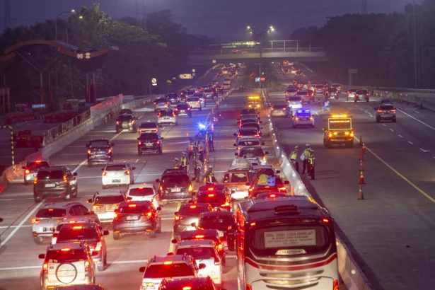 Sejumlah kendaraan melintas tol Cipali Palimanan, Cirebon, Jawa Barat.