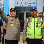 Asisten Utama Kapolri Bidang Operasi Komjen Pol Mohammad Fadil Imran (kedua kiri) didampingi Kakorlantas Polri Irjen Pol Agus Suryonugroho (kanan) meninjau arus balik Lebaran 2026 di Gerbang Tol (GT) Kalikangkung, Semarang, Jawa Tengah