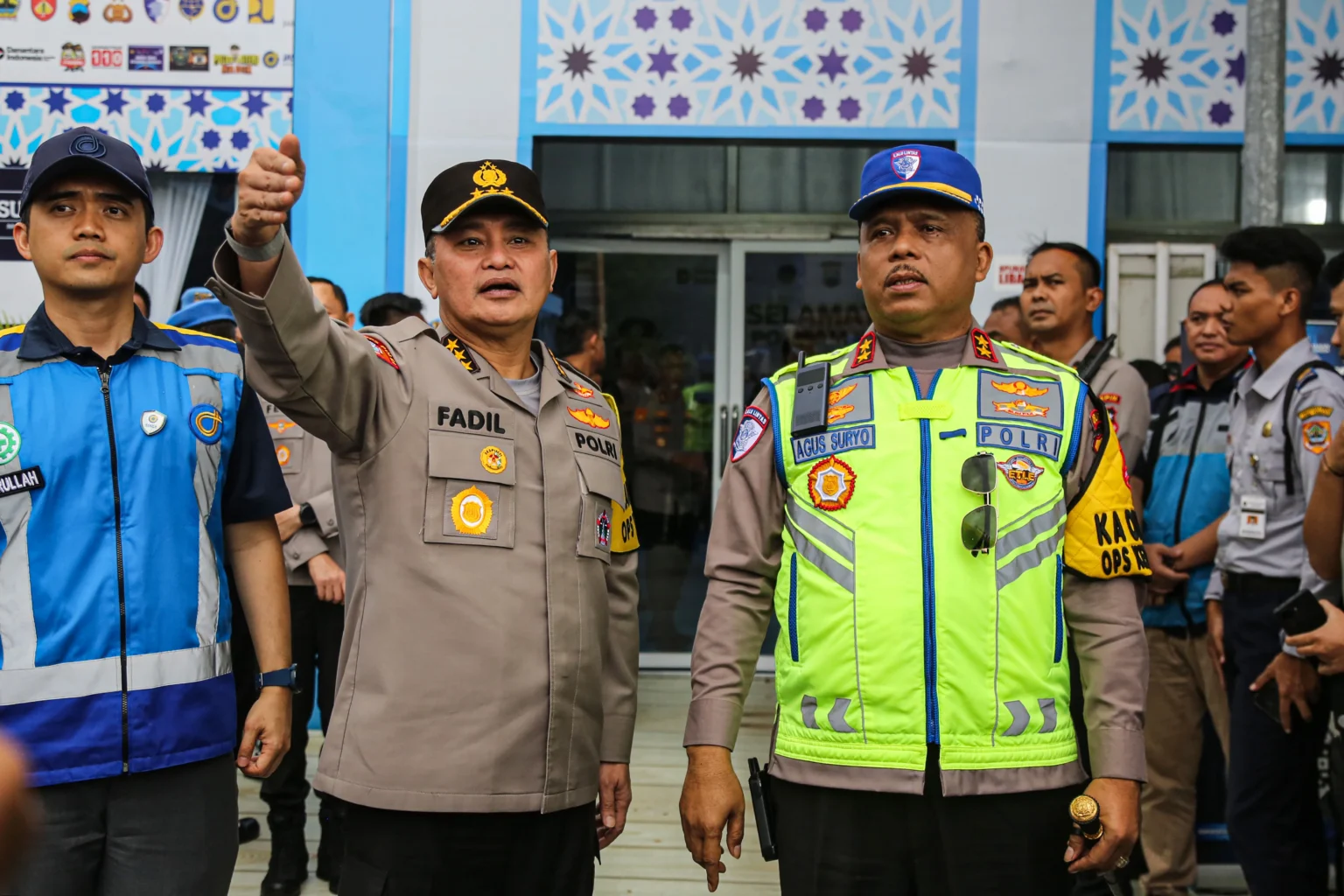 Asisten Utama Kapolri Bidang Operasi Komjen Pol Mohammad Fadil Imran (kedua kiri) didampingi Kakorlantas Polri Irjen Pol Agus Suryonugroho (kanan) meninjau arus balik Lebaran 2026 di Gerbang Tol (GT) Kalikangkung, Semarang, Jawa Tengah