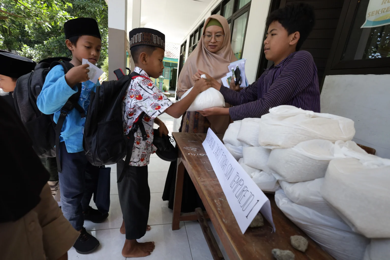 Siswa menerima zakat fitrah berupa beras di SD Negeri Tempurejo 1, Kota Kediri, Jawa Timur
