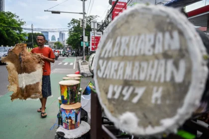 Perajin menyiapkan kulit sapi untuk pembuatan bedug di kawasan Tanah Abang, Jakarta.