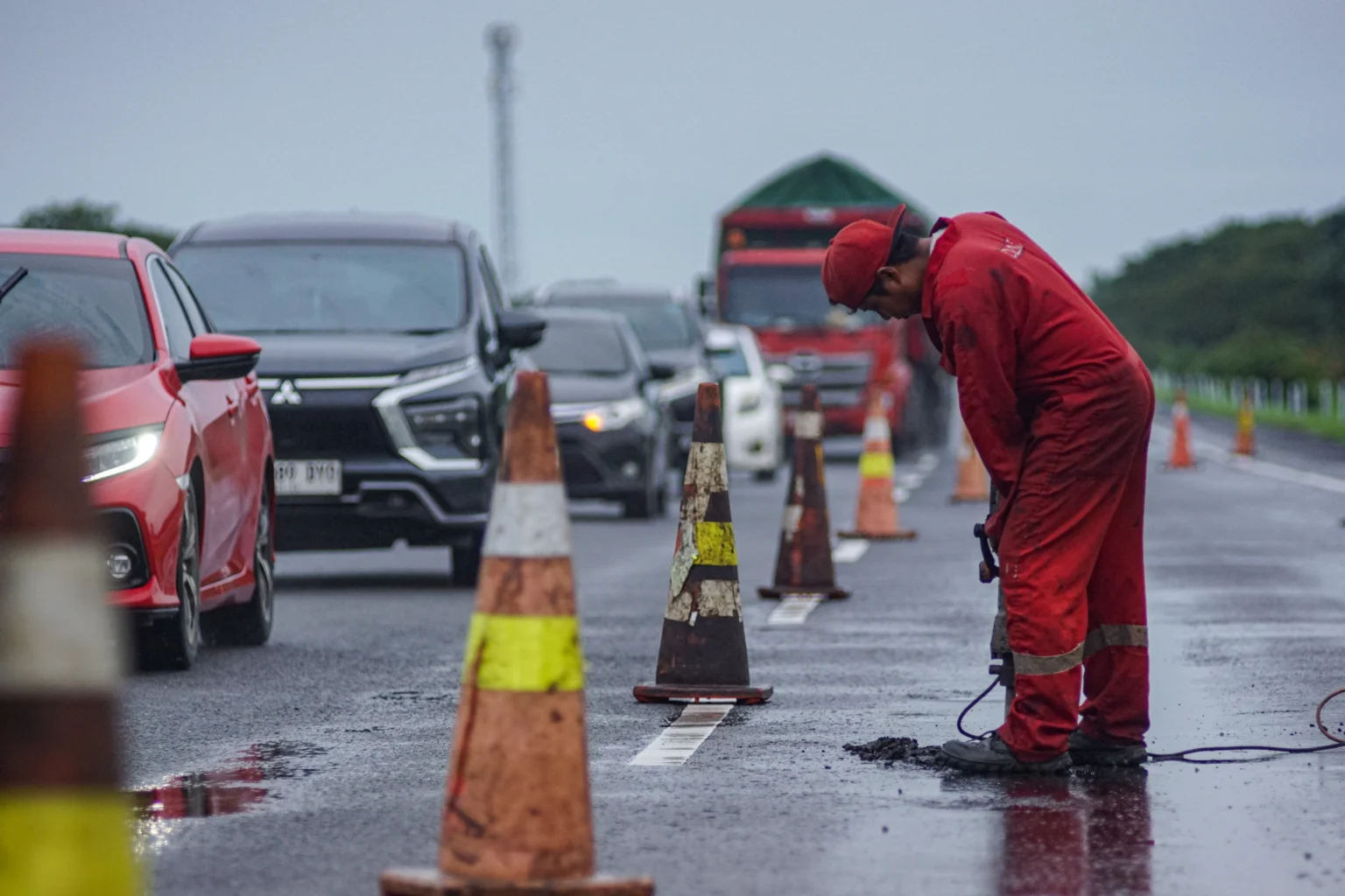 Pekerja melakukan perbaikan jalan di ruas Jalan Tol Pemalang-Batang, di Kabupaten Pekalongan, Jawa Tengah