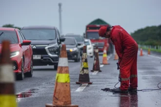 Pekerja melakukan perbaikan jalan di ruas Jalan Tol Pemalang-Batang, di Kabupaten Pekalongan, Jawa Tengah