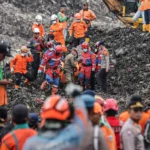 Sejumlah petugas gabungan membawa kantung berisi jenazah korban longsor gunungan sampah usai ditemukan di Tempat Pengolahan Sampah Terpadu (TPST) Bantargebang, Bekasi, Jawa Barat,