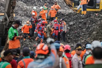 Sejumlah petugas gabungan membawa kantung berisi jenazah korban longsor gunungan sampah usai ditemukan di Tempat Pengolahan Sampah Terpadu (TPST) Bantargebang, Bekasi, Jawa Barat,