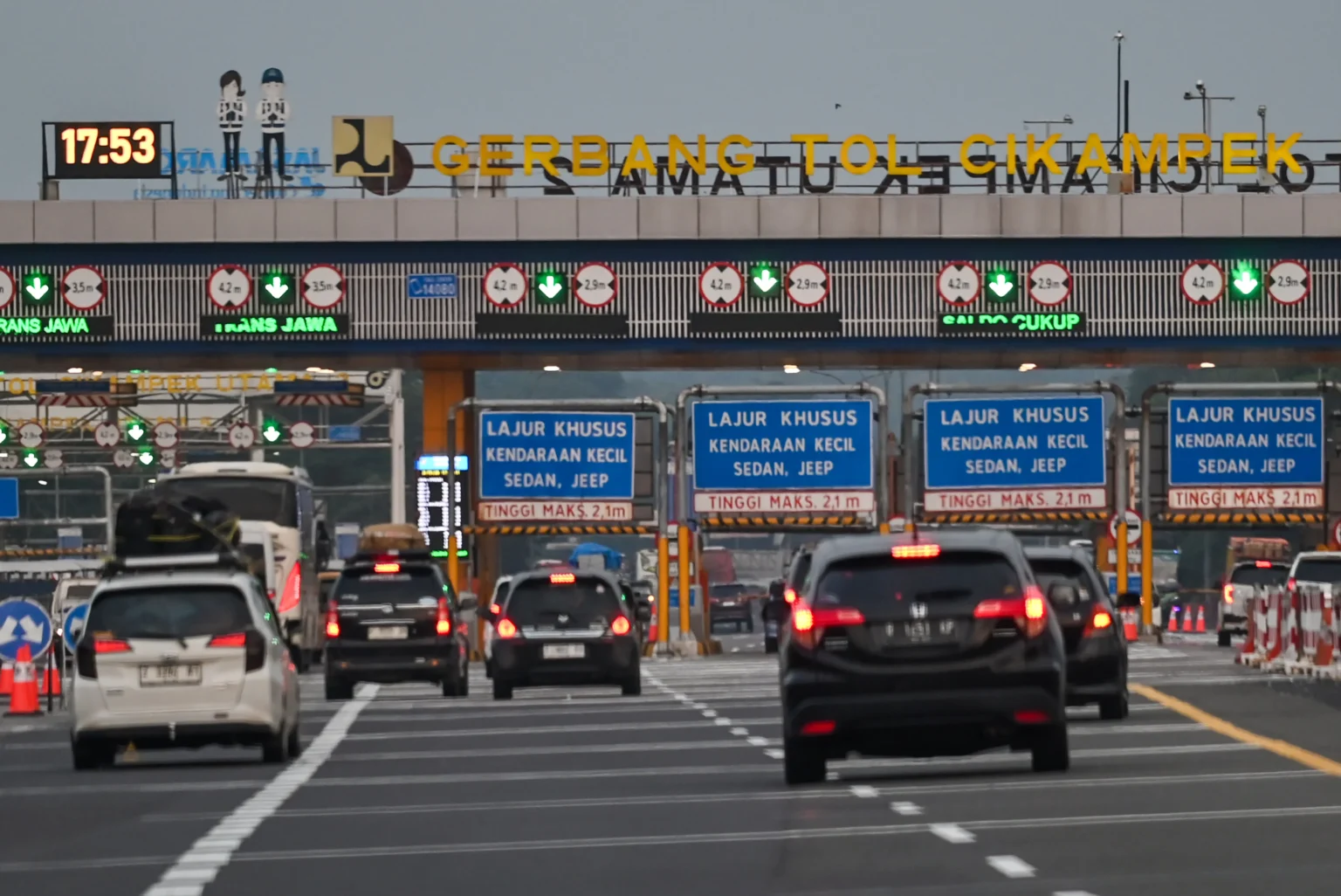 Kendaraan pemudik melintas untuk masuk ke Gerbang Tol Cikampek Utama, Karawang, Jawa Barat