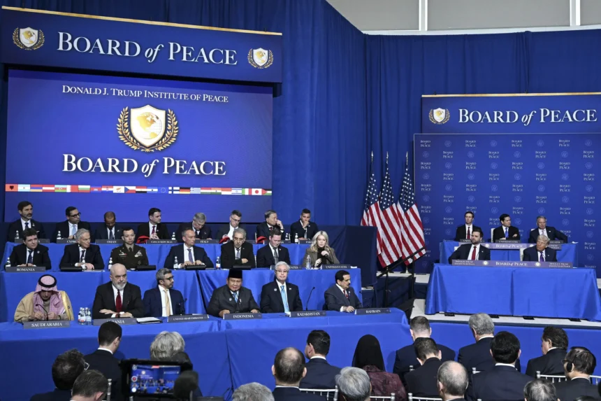 Presiden Prabowo Subianto (keempat kiri bawah) memberikan pernyataan saat KTT Dewan Perdamaian (BoP) di Donald J. Trump US Institute of Peace, Washington DC, Amerika Serikat