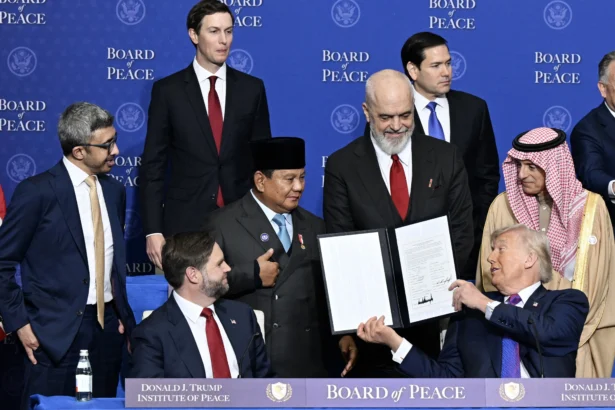 Presiden Prabowo Subianto (keempat kiri) berbincang dengan Presiden Amerika Serikat Donald Trump (ketiga kanan) saat KTT Dewan Perdamaian (BoP) di Donald J. Trump US Institute of Peace, Washington DC, Amerika Serikat. (Sumber: Antara Foto/HO-Setpres/hma/wpa)