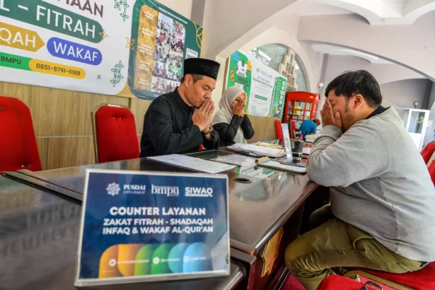 Seorang amil zakat melayani muzakki yang akan membayar zakat di Masjid Pusat Dakwah Islam, Bandung, Jawa Barat