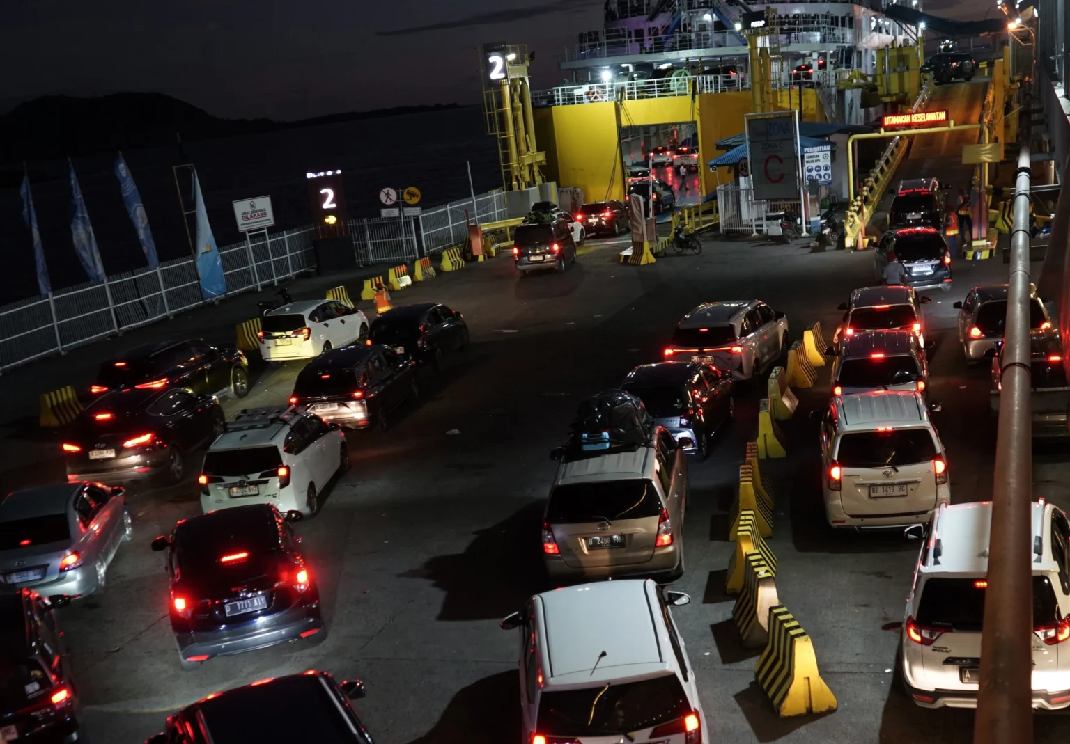 Sejumlah kendaraan antre untuk memasuki kapal di Pelabuhan Bakauheni, Lampung Selatan, Lampung