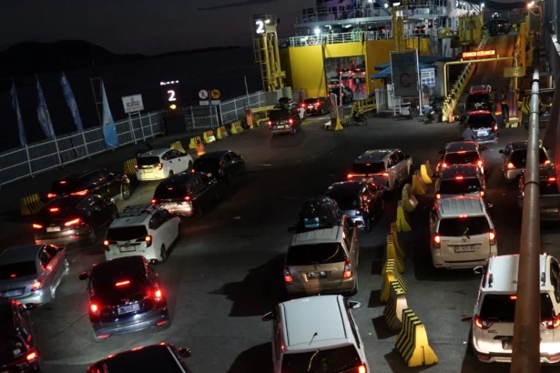 Sejumlah kendaraan antre untuk memasuki kapal di Pelabuhan Bakauheni, Lampung Selatan, Lampung