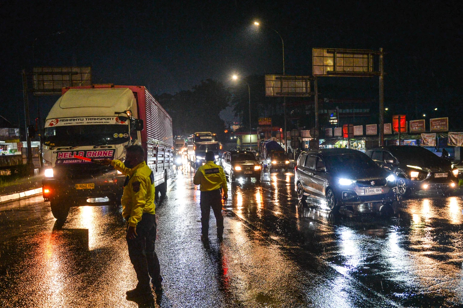 Polisi mengatur arus lalu lintas saat terjadi kemacetan di Cileunyi, Kabupaten Bandung, Jawa Barat,