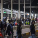 Sejumlah pemudik kereta api jarak jauh berjalan setibanya di Stasiun Jatibarang, Indramayu, Jawa Barat