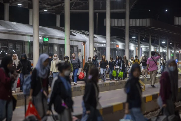 Sejumlah pemudik kereta api jarak jauh berjalan setibanya di Stasiun Jatibarang, Indramayu, Jawa Barat