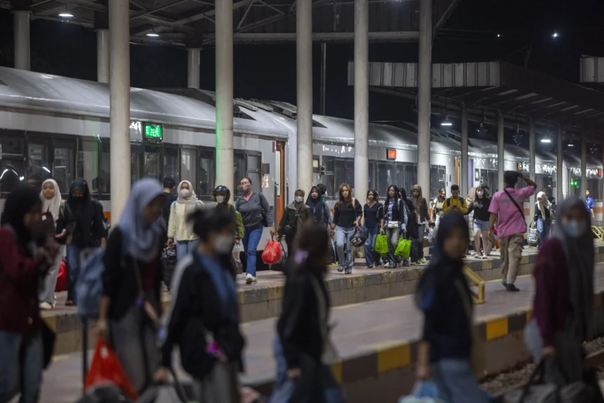 Sejumlah pemudik kereta api jarak jauh berjalan setibanya di Stasiun Jatibarang, Indramayu, Jawa Barat