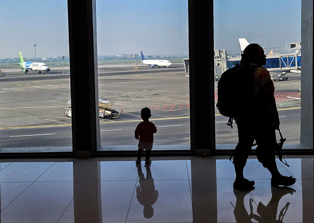 Calon penumpang berjalan menuju ruang tunggu keberangkatan usai lapor diri di Terminal 1 C, Bandara Soekarno Hatta, Tangerang, Banten