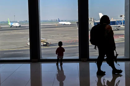 Calon penumpang berjalan menuju ruang tunggu keberangkatan usai lapor diri di Terminal 1 C, Bandara Soekarno Hatta, Tangerang, Banten