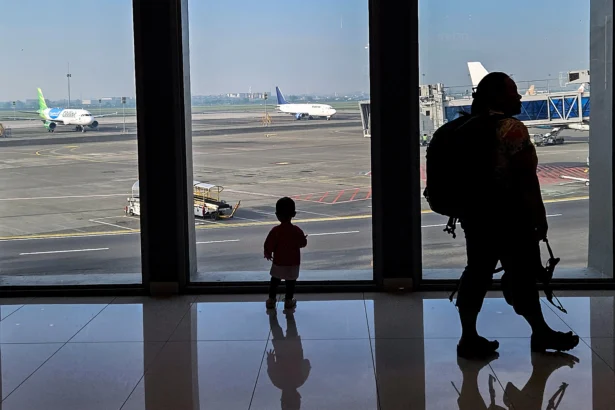 Calon penumpang berjalan menuju ruang tunggu keberangkatan usai lapor diri di Terminal 1 C, Bandara Soekarno Hatta, Tangerang, Banten