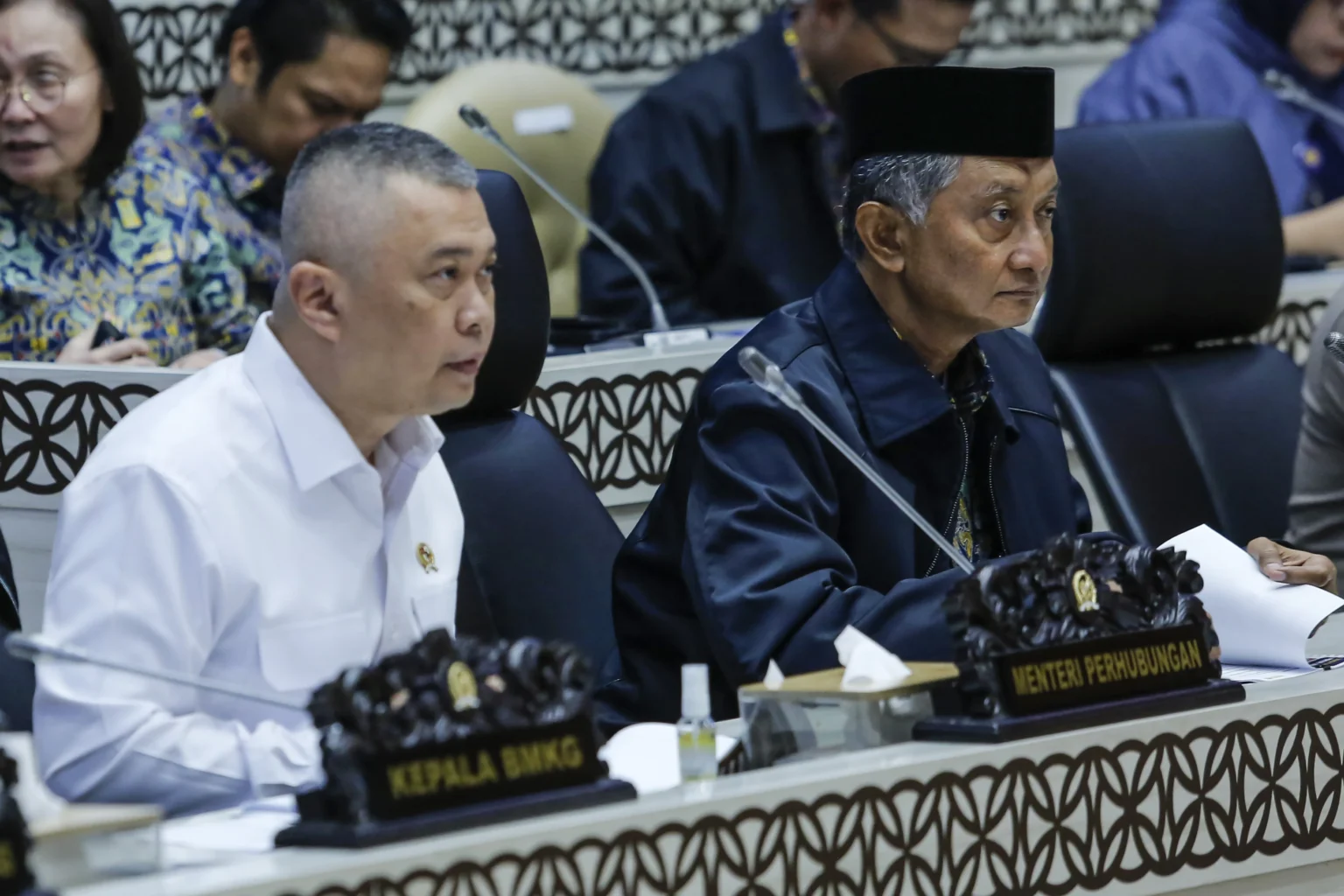 Menteri Pekerjaan Umum (PU) Dody Hanggodo (kanan) bersama Menteri Perhubungan Dudy Purwagandhi (kiri) bersiap mengikuti Rapat Kerja (Raker) dengan Komisi V DPR di Kompleks Parlemen, Senayan, Jakarta