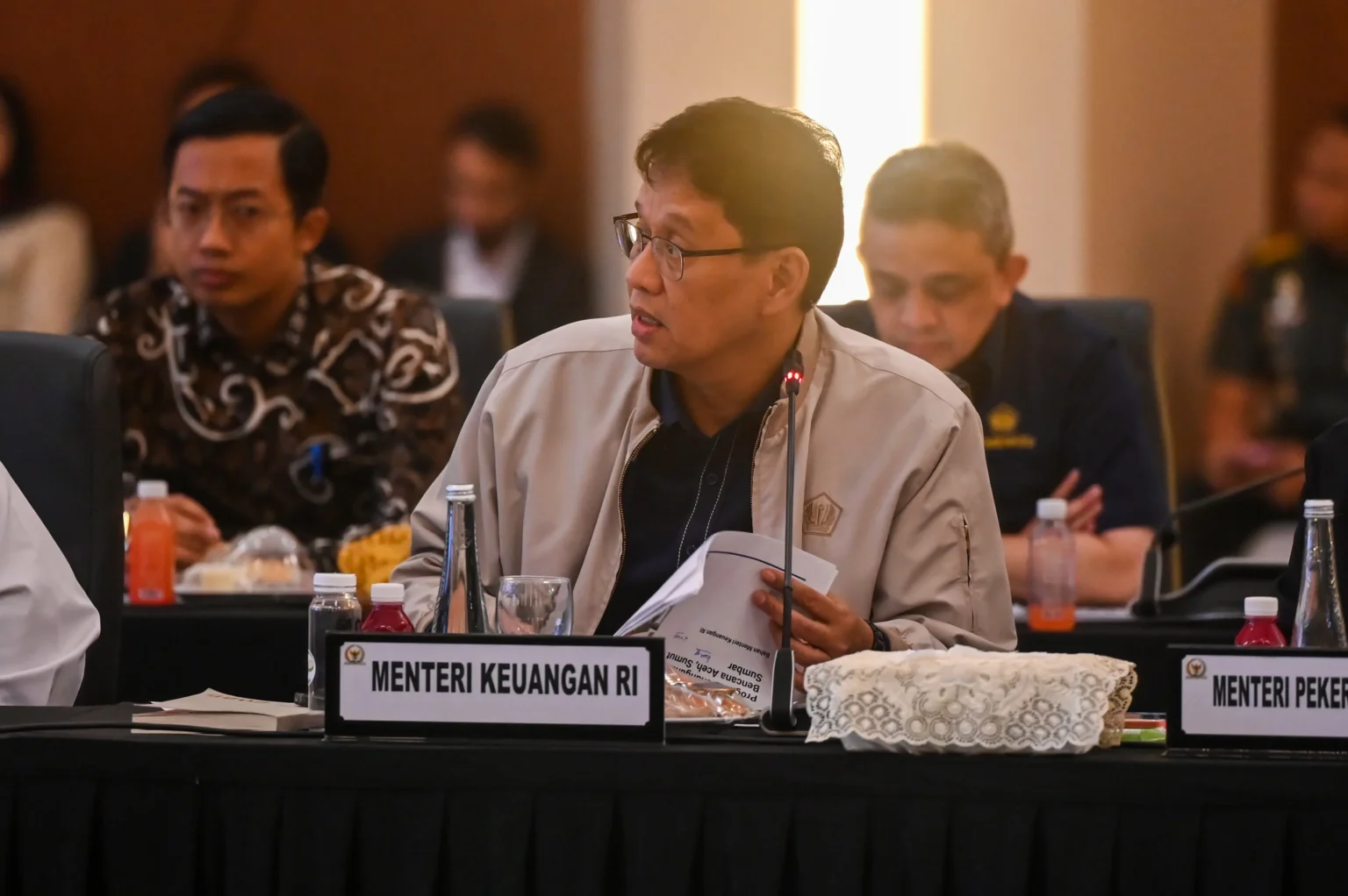 Menteri Keuangan Purbaya Yudhi Sadewa menyampaikan paparan saat mengikuti rapat koordinasi pemulihan pascabencana di Kompleks Parlemen, Senayan, Jakarta