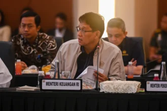 Menteri Keuangan Purbaya Yudhi Sadewa menyampaikan paparan saat mengikuti rapat koordinasi pemulihan pascabencana di Kompleks Parlemen, Senayan, Jakarta