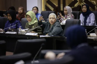 Koordinator Jaringan Advokasi Nasional Pekerja Rumah Tangga (JALA PRT) Lita Anggraini (ketiga kiri) bersama Direktur Institut Sarinah Eva Kusuma Sundari (kiri) dan Ketua Komnas Perempuan Maria Ulfah Anshor (kedua kiri) mengikuti Rapat Dengar Pendapat Umum (RDPU) bersama Badan Legislasi DPR di Kompleks Parlemen, Senayan