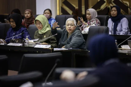 Koordinator Jaringan Advokasi Nasional Pekerja Rumah Tangga (JALA PRT) Lita Anggraini (ketiga kiri) bersama Direktur Institut Sarinah Eva Kusuma Sundari (kiri) dan Ketua Komnas Perempuan Maria Ulfah Anshor (kedua kiri) mengikuti Rapat Dengar Pendapat Umum (RDPU) bersama Badan Legislasi DPR di Kompleks Parlemen, Senayan