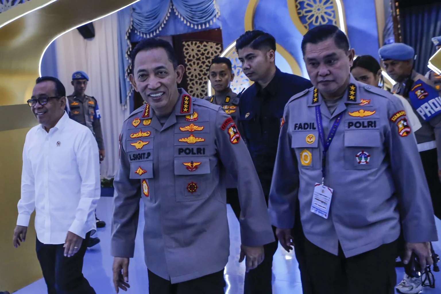 Kapolri Jenderal Listyo Sigit Prabowo (tengah) dan Asisten Utama Operasi Kapolri Komjen Pol Muhammad Fadil Imran (kanan) berjalan keluar usai rapat koordinasi lintas sektoral di Auditorium Mutiara STIK-PTIK, Jakarta