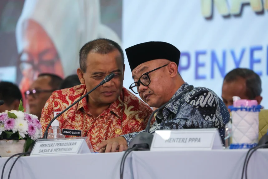 Menteri Pendidikan Dasar dan Menengah Abdul Mu'ti (kanan) berdialog dengan Gubernur Jawa Tengah Ahmad Luthfi (kiri) saat mengikuti Rapat Koordinasi Penyelenggaraan Program Makan Bergizi Gratis di Provinsi Jateng