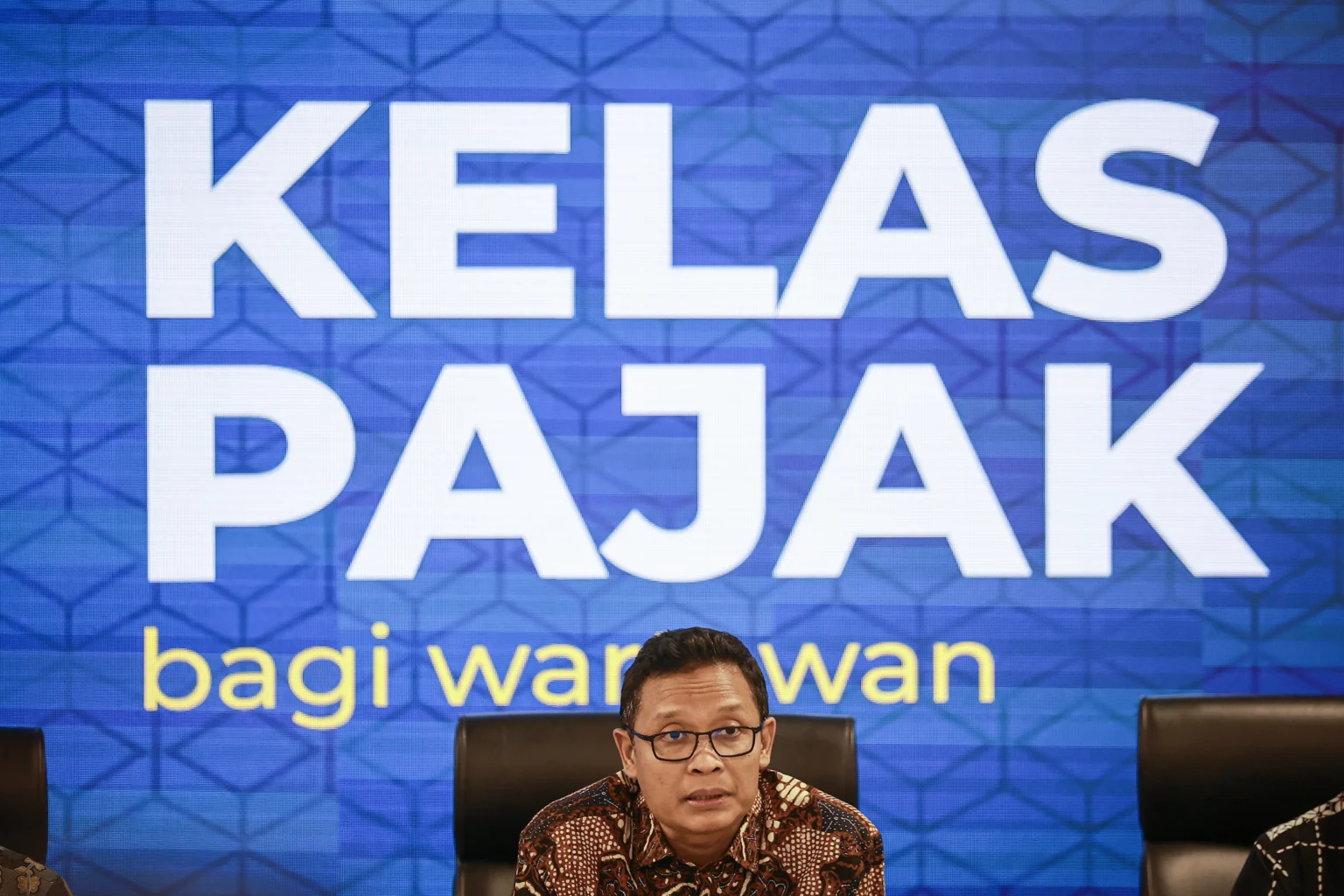 Direktur Jenderal Pajak Bimo Wijayanto menyampaikan paparan pada media briefing dan kelas pajak untuk wartawan terkait pelaporan SPT Tahunan melalui Coretax DJP di Kantor Pusat DJP, Jakarta